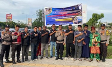 POLSEK SEKUPANG DAN TOKOH MASYARAKAT KAMPANYEKAN KESELAMATAN BERLALU LINTAS DI TRAFFIC LIGHT VITKA CENTRE