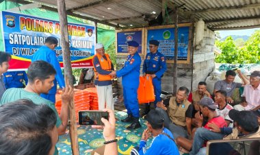 Polairud Polres Karimun Bagikan Life Jacket ke Nelayan di Perbatasan Desa Pongkar