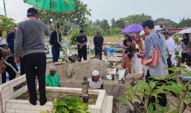 Wakapolres Lingga Ikut Prosesi Pemakaman Warga, Wujud Nyata Kepedulian Polri