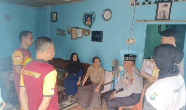 Pemberian Tali Asih oleh Sat Samapta Polres Karimun kepada Warga di Sei. Lakam