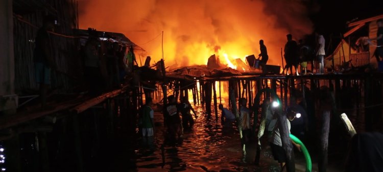Personel Polsek Senayang dan Warga Padamkan Kebakaran, Kerugian Diperkirakan Ratusan Juta