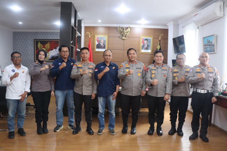IRJEN.POL. ASEP SAFRUDIN KAPOLDA KEPRI TERIMA SILAHTURAHMI BATAM TV DORONG LITERASI MEDIA UNTUK GEN Z