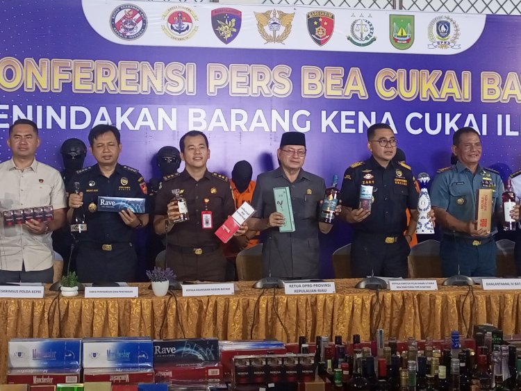 KEJAKSAAN NEGERI BATAM HADIRI KONFERENSI PERS PENINDAKAN BARANG KENA CUKAI ILEGAL