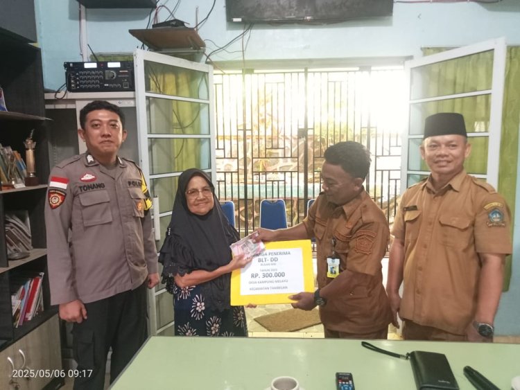 Bhabinkamtibmas Dampingi Pembagian BLT Dana Desa Secara Tunai
