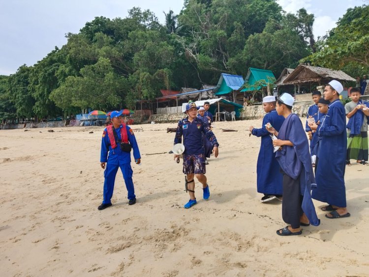 Polairud Polres Karimun Gelar Patroli Wisata di Pantai Pelawan Saat Waisak 2025