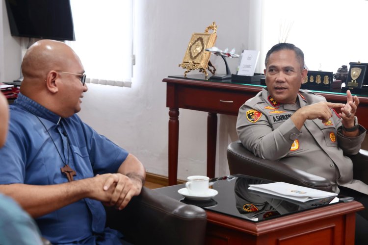 KAPOLDA KEPRI TERIMA KUNJUNGAN SILATURAHMI ROMO PASCHAL