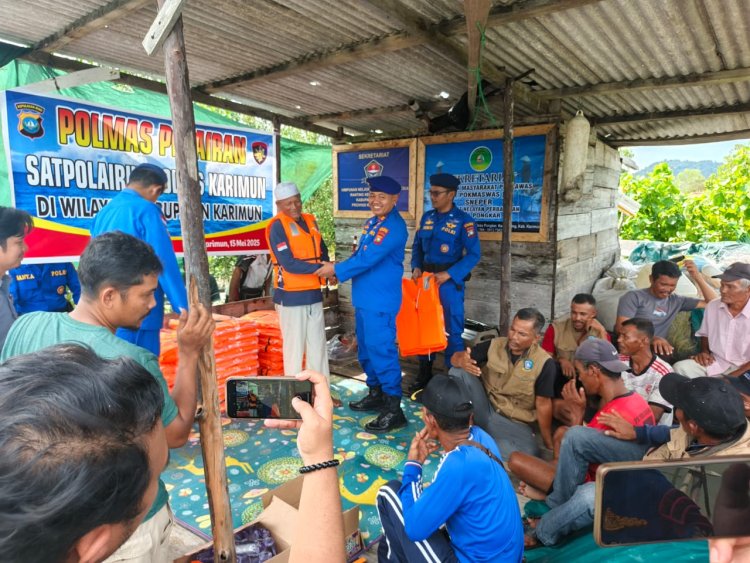 Polairud Polres Karimun Bagikan Life Jacket ke Nelayan di Perbatasan Desa Pongkar