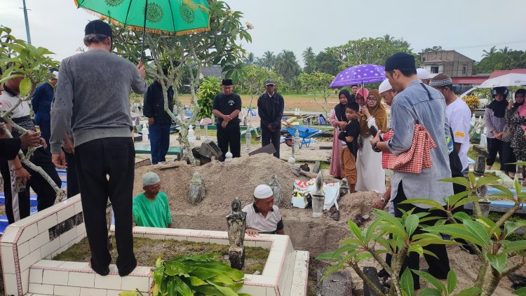 Wakapolres Lingga Ikut Prosesi Pemakaman Warga, Wujud Nyata Kepedulian Polri