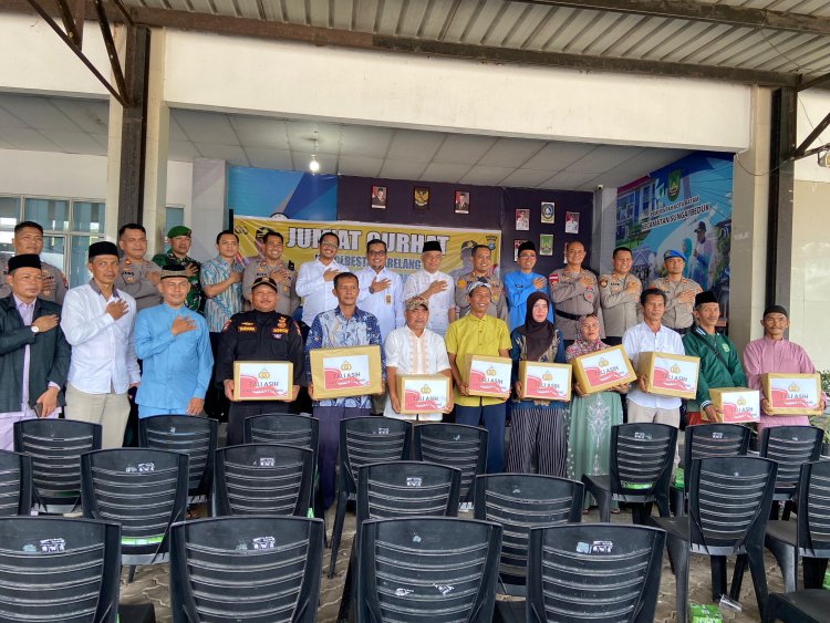 JUMAT CURHAT DI SEI BEDUK: KAPOLRESTA BARELANG DENGARKAN ASPIRASI MASYARAKAT LANGSUNG