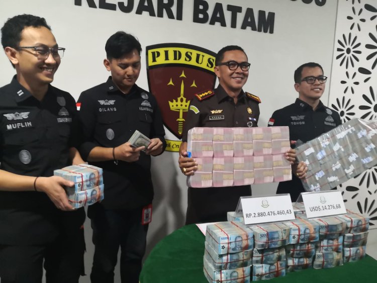 KEJARI BATAM GELAR KONFERENSI PERS, TERIMA TITIPAN PEMBAYARAN UANG PENGGANTI KASUS KORUPSI PNBP JASA PEMANDUAN DAN PENUNDAAN KAPAL