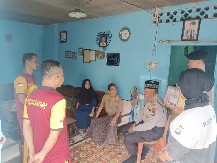 Pemberian Tali Asih oleh Sat Samapta Polres Karimun kepada Warga di Sei. Lakam