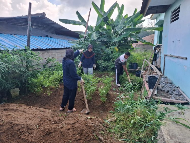 Bhabinkamtibmas Kelurahan Kp Pelita Dukung Program Ketahanan Pangan dalam Rangka Asta Cita Presiden Menuju Indonesia Emas 2045