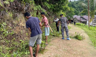 Aiptu Andi Saputra Pimpin Gotong Royong Bersihkan Lingkungan Jelang Idul Adha 1446 H