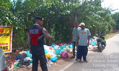 POLSEK SEKUPANG MEMBERIKAN HIMBAUAN PELARANGAN MEMBUANG SAMPAH TIDAK PADA TEMPATNYA