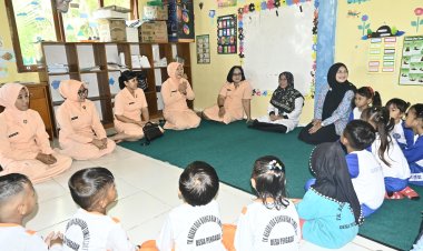 Yasarini Lanud RSA Kembali Berbagi, Anak-anak Desa Pengadah Natuna Terima Bantuan Buku dan Alat Tulis