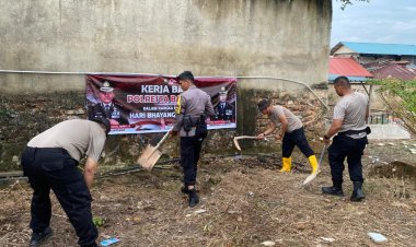 POLSEK SEKUPANG GOTONG ROYONG DI PONPES DAARUL HIKAM, SAMBUT HUT BHAYANGKARA KE-79 DENGAN AKSI NYATA UNTUK MASYARAKAT
