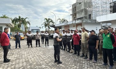Gotong Royong Polsek Batam Kota Bersama Warga Peringati HUT Bhayangkara Ke-79