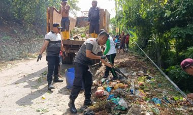Sambut Hari Bhayangkara ke-79, Polsek Bengkong Bersama Warga Gotong-royong Bersihkan Sampah di Pinggir Jalan