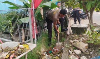 KERJA BHAKTI POLSEK SEKUPANG DI MASJID AL HIKMAH, WUJUD NYATA SINERGITAS POLRI DENGAN MASYARAKAT SAMBUT HUT BHAYANGKARA KE-79