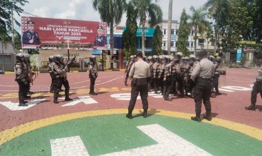 Personel Satsamapta Polres Karimun Gelar Peragaan Dalmas Lanjut Sambut HUT Bhayangkara ke-79