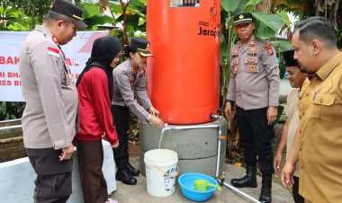 Kapolres Bintan meninjau dan menyerahkan bantuan sosial, berupa sumur kepada masyarakat Bintan