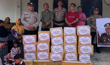 POLSEK SEKUPANG GELAR BAKTI SOSIAL DAN BAGIKAN SEMBAKO UNTUK WARGA KAMPUNG TPI TANJUNG PINGGIR