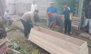 Polisi Hadir Saat Duka: Bripka Hendri Eratkan Silaturahmi di Rumah Duka Warga Kelurahan Dabo