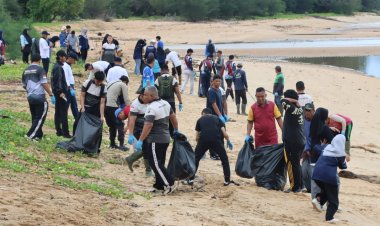 Peduli Lingkungan, Wujud Nyata Bhayangkara: Polres Lingga Gelar Aksi Bersih Pantai Sambut HUT Bhayangkara ke-79