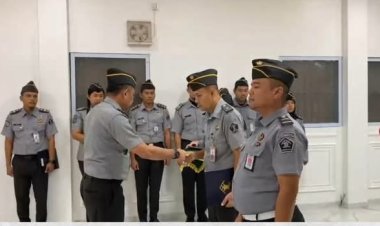 Pimpin Apel Pagi, Kalapas Batam Serahkan Penghargaan kepada Tiga Petugas Berprestasi