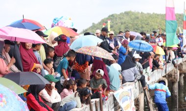 Meriah! Polda Kepri Gelar Lomba Dayung Sampan dan Ketinting di Hari Bhayangkara ke-79