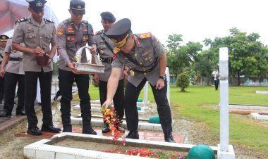 POLDA KEPRI GELAR ZIARAH MAKAM PAHLAWAN PERINGATI HARI BHAYANGKARA KE-79