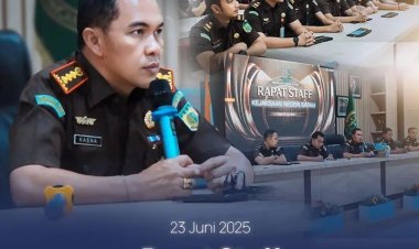 Rapat Staf Kejari Batam: Penguatan Integritas dan Evaluasi Kinerja