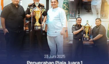 Tim Tennis Kejari Batam Raih Juara 1 Turnamen Kapolda Kepri Cup 2025, Piala Diserahkan kepada Kepala Kejaksaan Negeri Batam