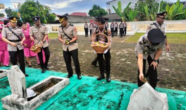 Peringati HUT Bhayangkara ke 79, Wakapolres Karimun Pimpin Ziarah di Makam Pahlawan Tanjung Batu Kecamatan Kundur Kabupaten Karimun