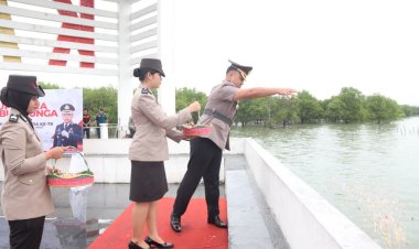 Peringati HUT Bhayangkara ke-79, Kapolres Karimun Pimpin Upacara Tabur Bunga di Tugu MTQ Coastal Area Kab. Karimun