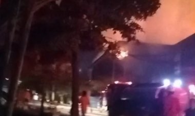 BREAKING NEWS: Gudang PT. Desa Air Cargo di Kawasan KPLI Kabil Terbakar Hebat, Api Merambat ke Gedung Sekitar