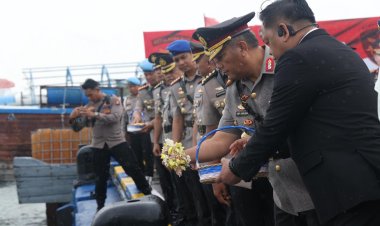 POLDA KEPRI GELAR TABUR BUNGA, PELETAKKAN BATU PERTAMA MASJID, PERESMIAN KAPAL DAN BAKSOS DALAM RANGKA HARI BHAYANGKARA KE-79