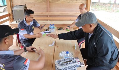 Kapolres Lingga Ikut Adu Strategi di Arena Domino: Semarakkan HUT Bhayangkara ke-79 dengan Semangat Sportivitas