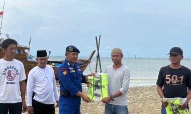 Satpolairud Polres Lingga Turun ke Laut: Life Jacket Jadi Hadiah Bhayangkara untuk Nelayan