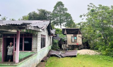 Puting Beliung Robohkan Rumah Warga, Polsek Dabo Singkep Sigap Hadir Beri Pertolongan