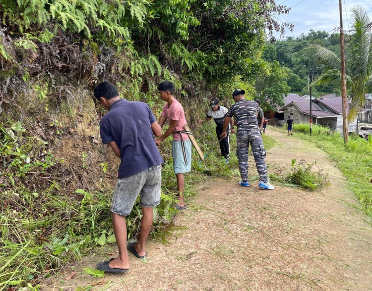 Aiptu Andi Saputra Pimpin Gotong Royong Bersihkan Lingkungan Jelang Idul Adha 1446 H