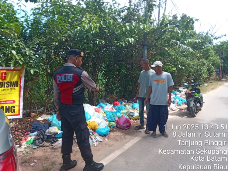 POLSEK SEKUPANG MEMBERIKAN HIMBAUAN PELARANGAN MEMBUANG SAMPAH TIDAK PADA TEMPATNYA