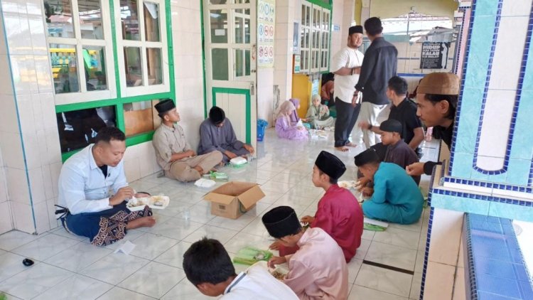Bang Wan Safri makan bersama anak yatim yayasan