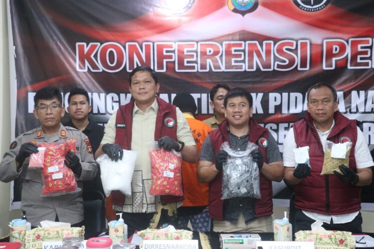 DITRESNARKOBA POLDA KEPRI BERHASIL AMANKAN 2 TERSANGKA: BONGKAR LABORATORIUM MINI NARKOBA DI APARTEMEN MEWAH
