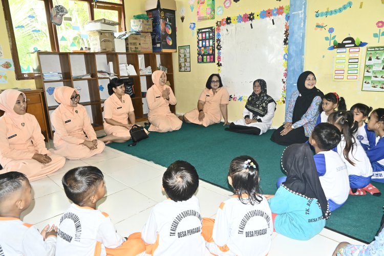 Yasarini Lanud RSA Kembali Berbagi, Anak-anak Desa Pengadah Natuna Terima Bantuan Buku dan Alat Tulis