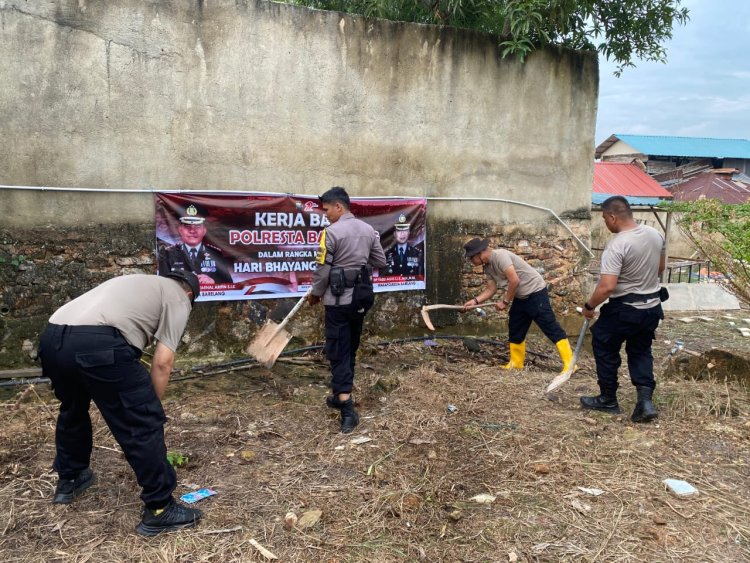 POLSEK SEKUPANG GOTONG ROYONG DI PONPES DAARUL HIKAM, SAMBUT HUT BHAYANGKARA KE-79 DENGAN AKSI NYATA UNTUK MASYARAKAT