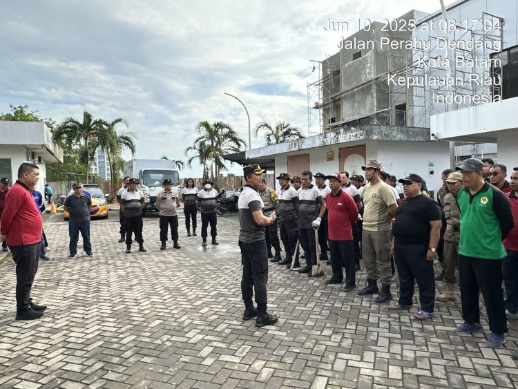 Gotong Royong Polsek Batam Kota Bersama Warga Peringati HUT Bhayangkara Ke-79