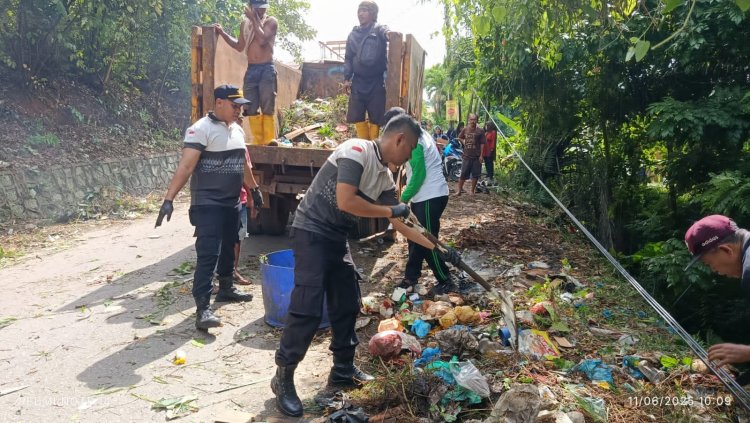 Sambut Hari Bhayangkara ke-79, Polsek Bengkong Bersama Warga Gotong-royong Bersihkan Sampah di Pinggir Jalan