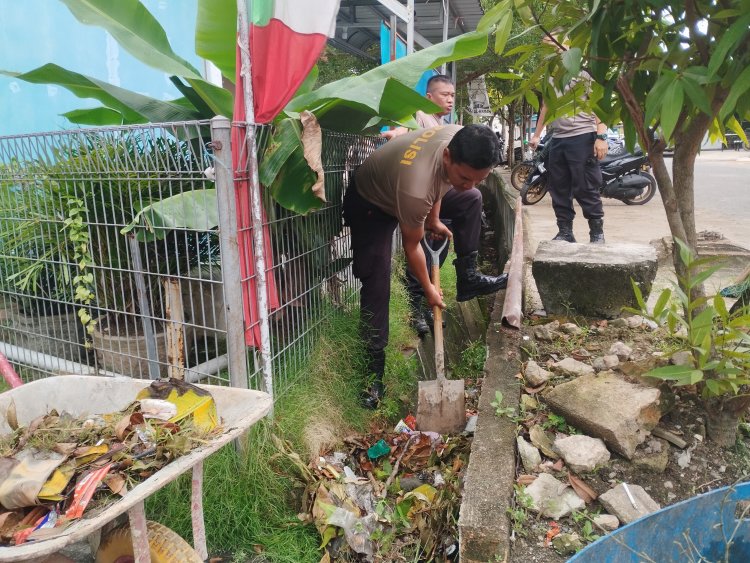KERJA BHAKTI POLSEK SEKUPANG DI MASJID AL HIKMAH, WUJUD NYATA SINERGITAS POLRI DENGAN MASYARAKAT SAMBUT HUT BHAYANGKARA KE-79