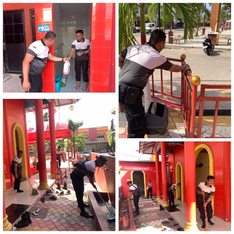 Sambut HUT Bhayangkara ke-79, Polsek Bengkong Gelar Kerja Bakti di Masjid Cheng Hoo